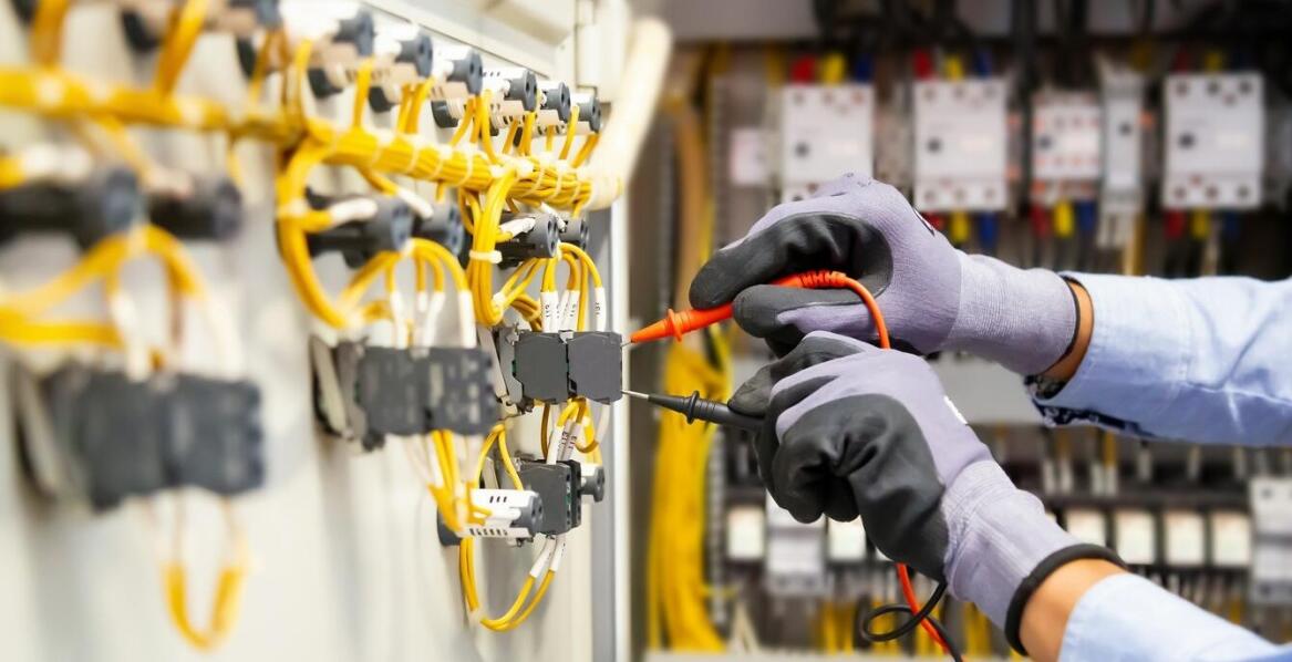 Znaczenie praktycznych ćwiczeń podczas szkoleń SEP dla elektryków