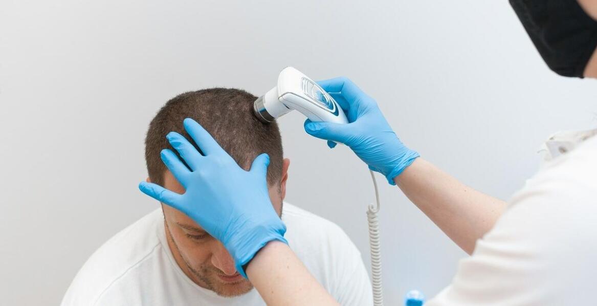 Jak profesjonalna pielęgnacja skóry głowy przyczynia się do zdrowia włosów?