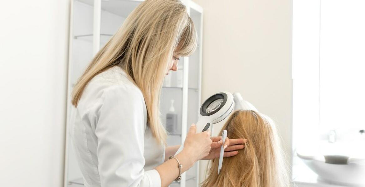 W jaki sposób dermatolodzy diagnozują schorzenia skóry głowy?