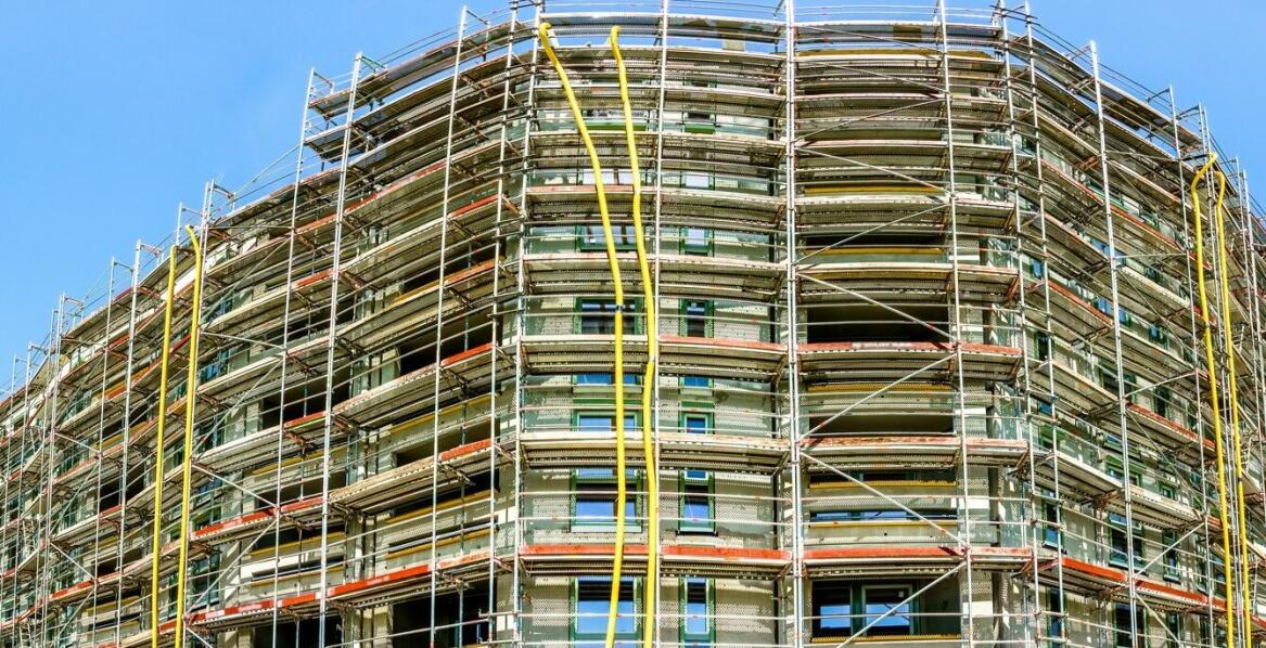 Jak wpływa jakość wykonania na trwałość rusztowań elewacyjnych?