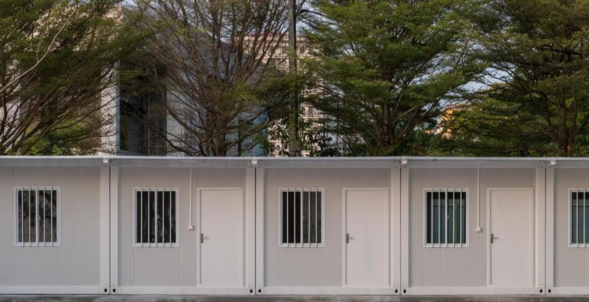 Jakie są możliwości rozbudowy i modyfikacji pawilonów z płyty warstwowej?