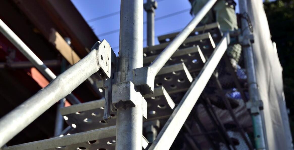 Rola rusztowań aluminiowych w modernizacji budynków