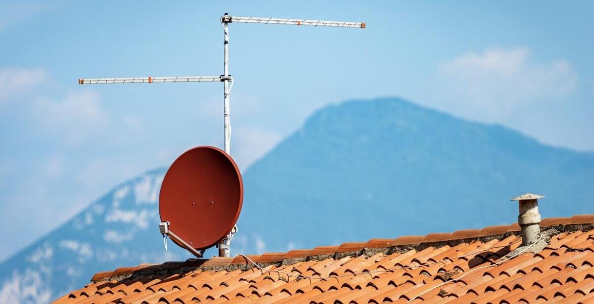 Czym różni się instalacja anteny satelitarnej od naziemnej telewizji cyfrowej?