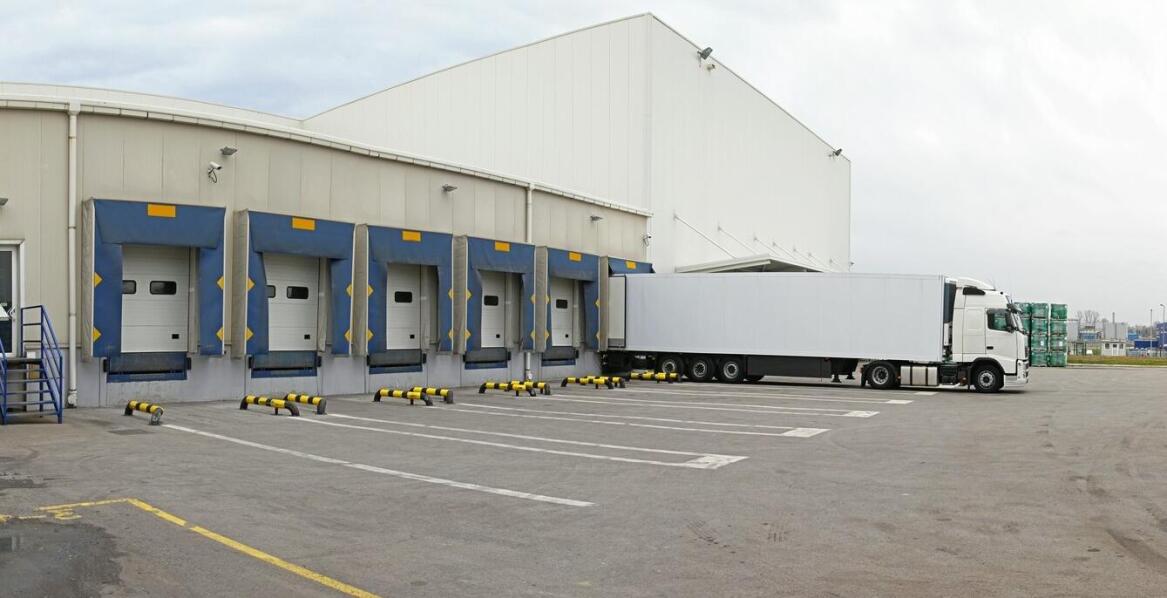 Jak bramy przesuwne wpływają na efektywność logistyczną w magazynach?