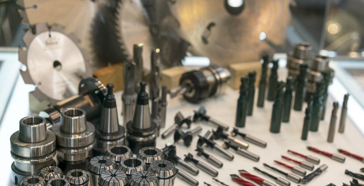 Jakie są wyzwania związane z dostępnością części do wózków widłowych?