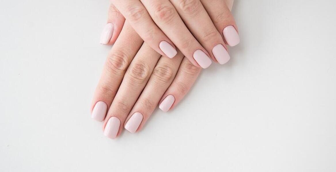 Manicure hybrydowy a ochrona paznokci - o czym musisz pamiętać?