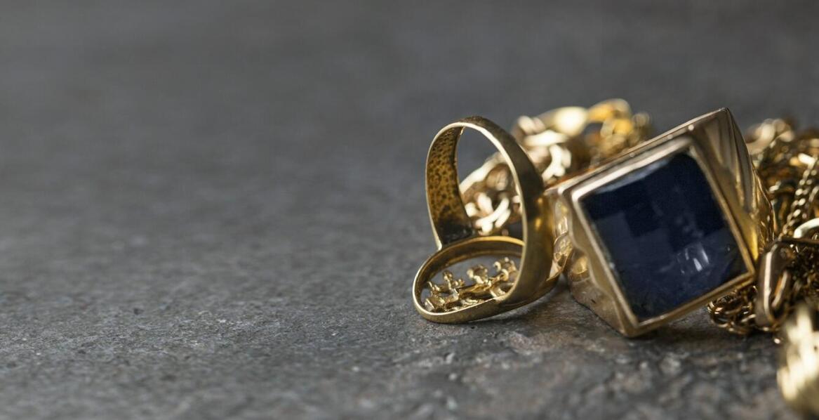Jak dobrać rozmiar pierścionka zaręczynowego z szafirem?