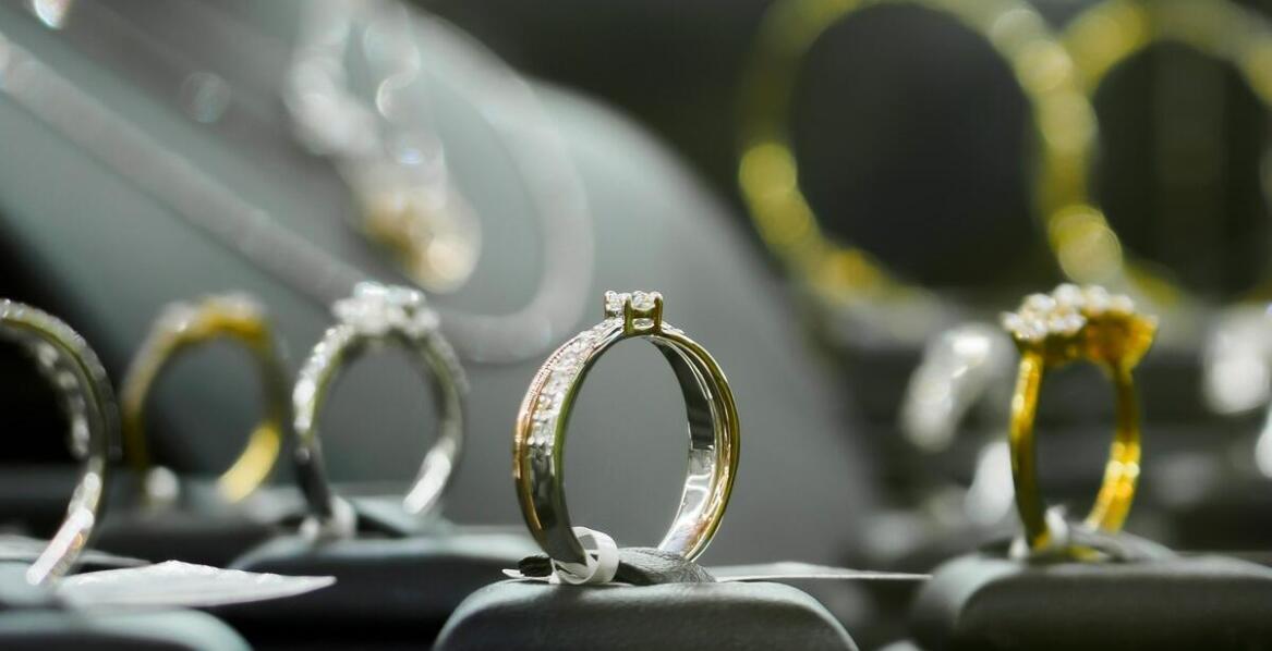 Jakie trendy wpływają na ceny biżuterii w skupach?