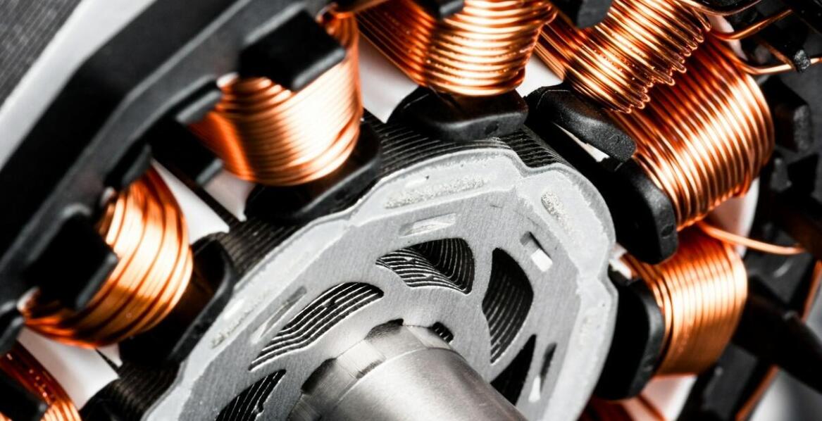 Jakie są zalety używania silników zaburtowych elektrycznych w łodziach rekreacyjnych?