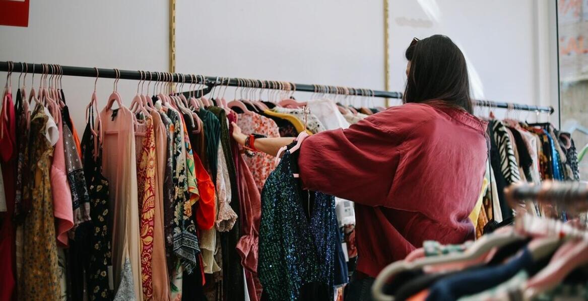 Jakie są aktualne trendy w modzie na odzież używaną cream?