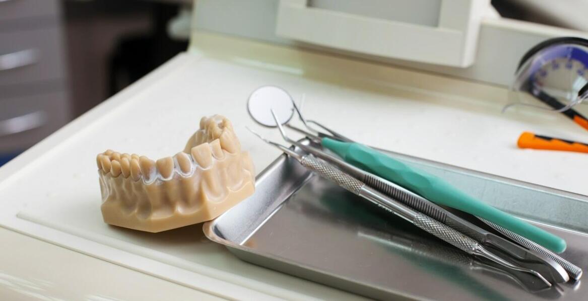 Jakie są etapy przygotowania do założenia koron porcelanowych?