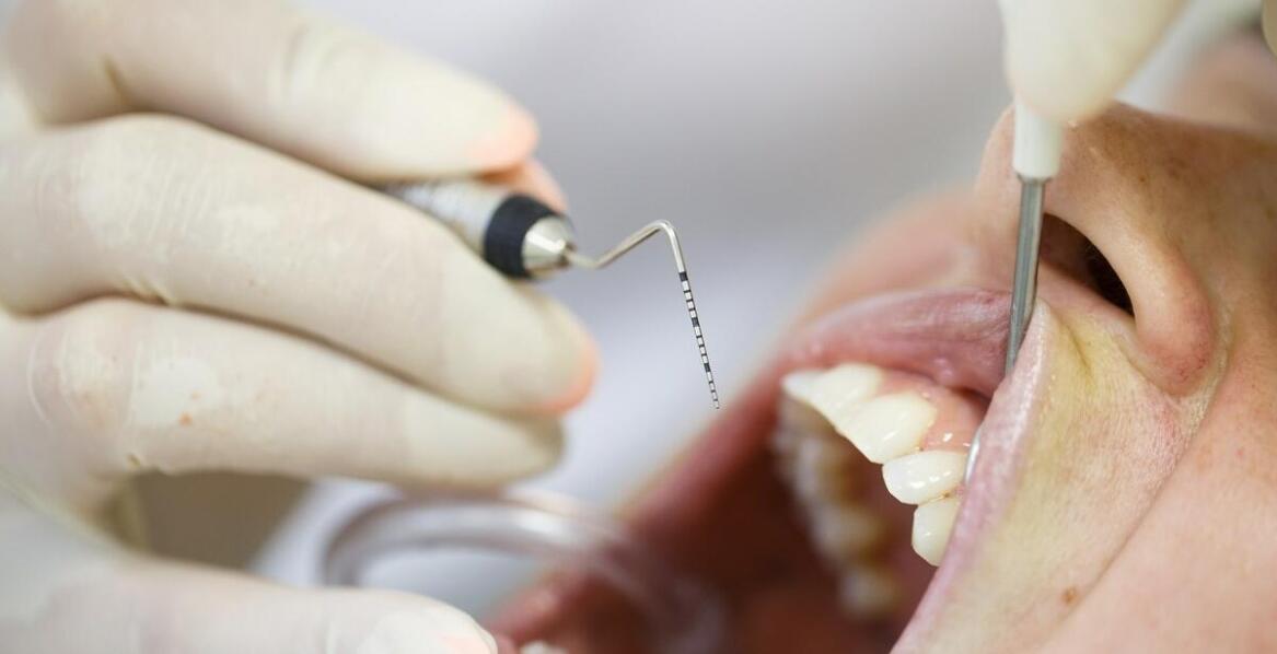 Jak klinika stomatologiczna diagnozuje i leczy choroby dziąseł?