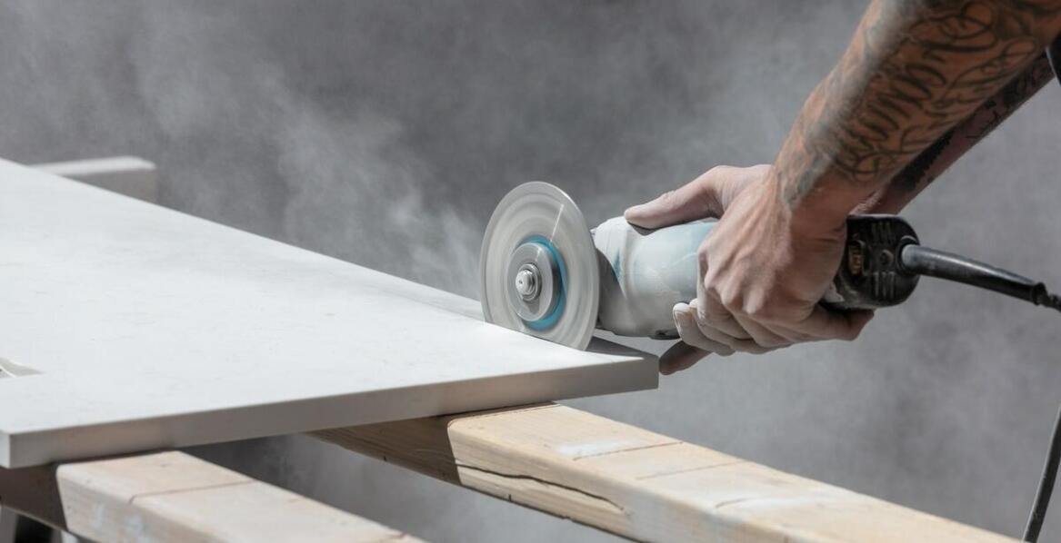 Piaskowanie i śrutowanie jako kluczowe etapy renowacji metalu