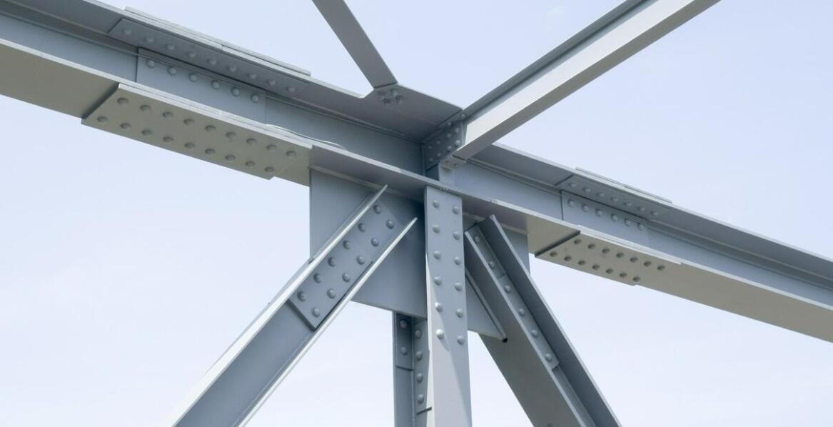 Jakie korzyści przynoszą konstrukcje spawane dla sektora logistyki i transportu?