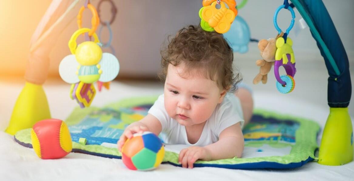 Bezpieczne zabawki sensoryczne dla niemowląt – co oferuje rynek hurtowy?