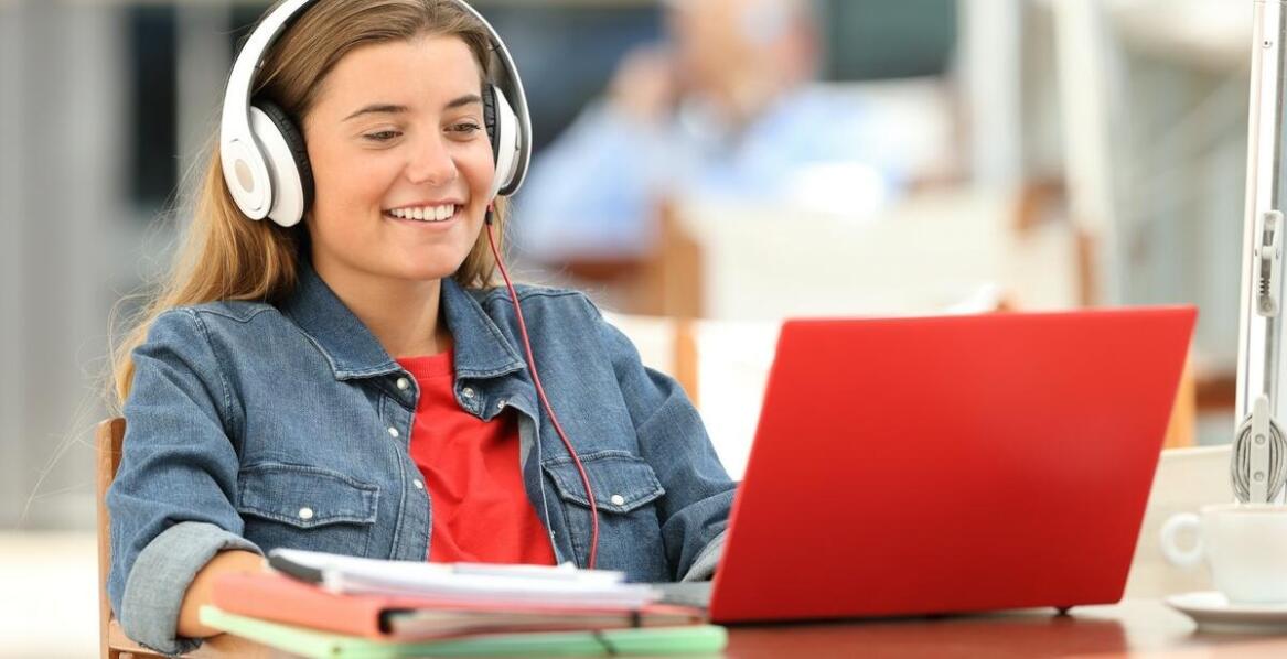 Kurs język angielski online: jak uczestnictwo w zajęciach grupowych wpływa na wyniki?