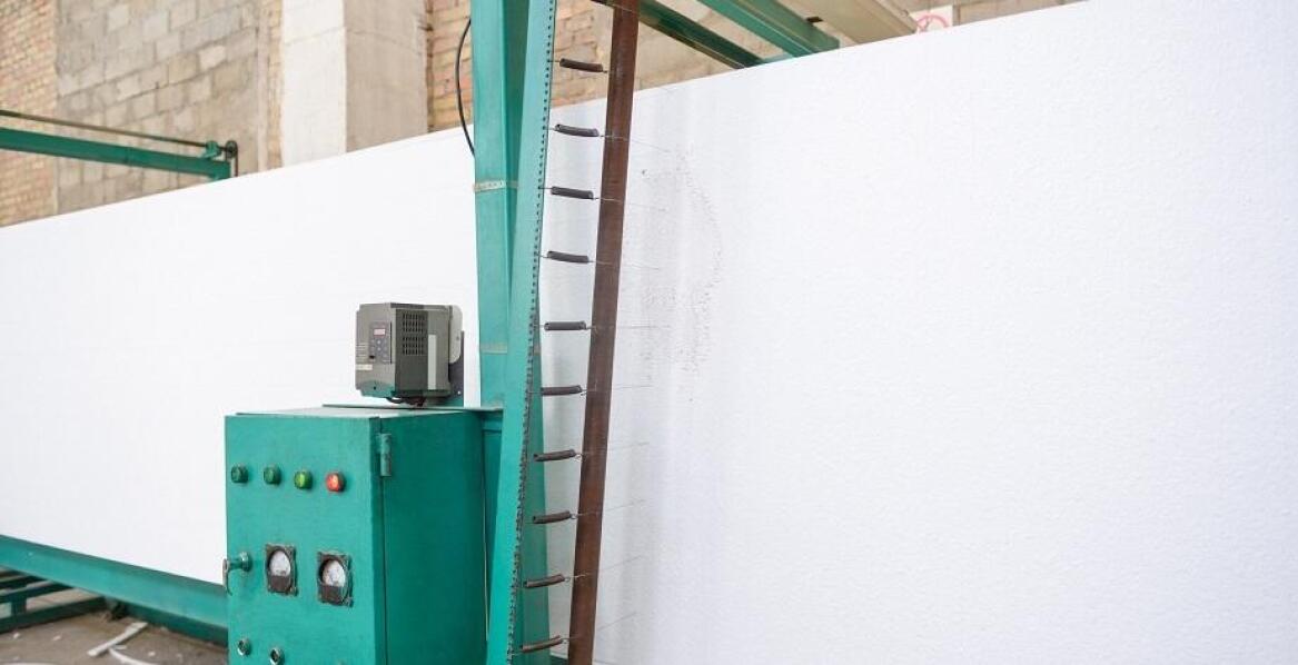 Jak maszyny do malowania desek wpływają na obniżenie kosztów produkcji?