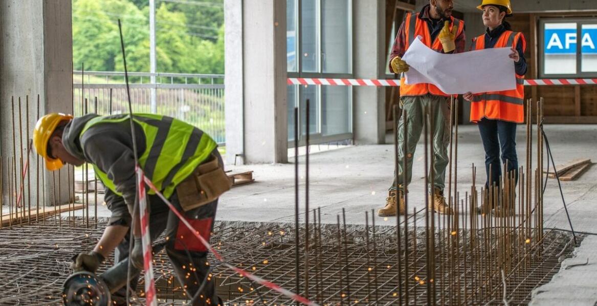 Jakie cechy powinny mieć pasy budowlane, aby zapewnić bezpieczeństwo na placu budowy?