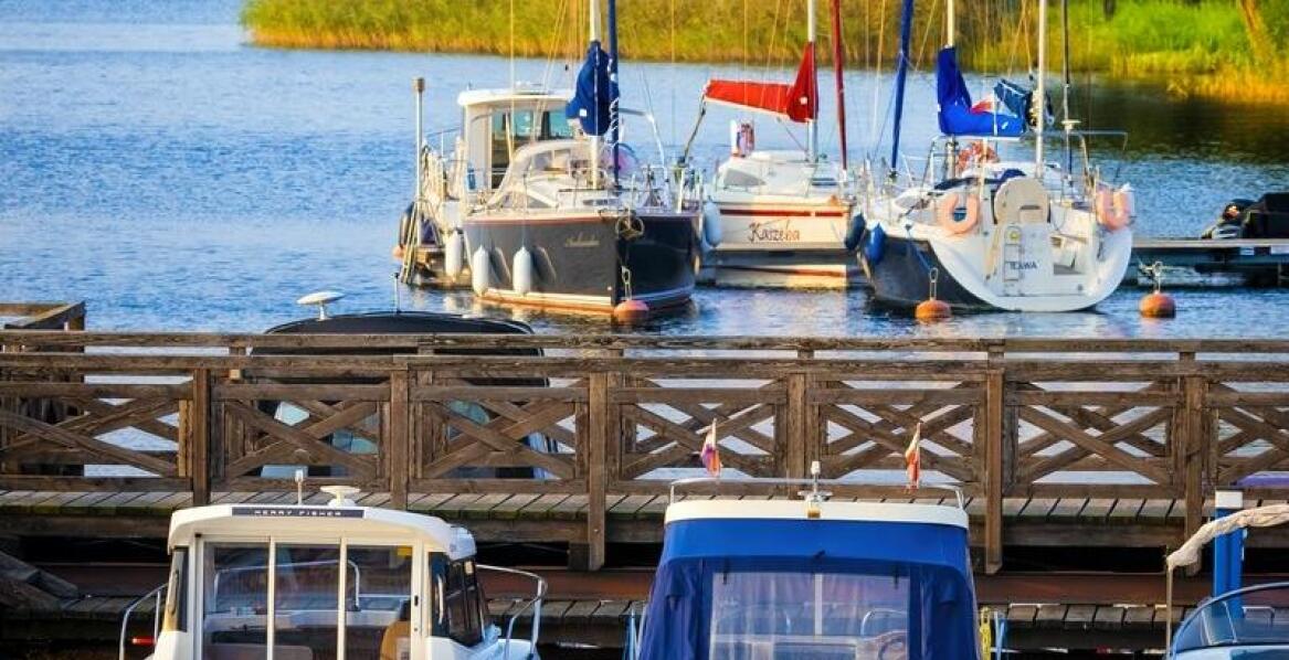 Rejsy ze sternikiem – co oferujemy miłośnikom wodnych podróży?