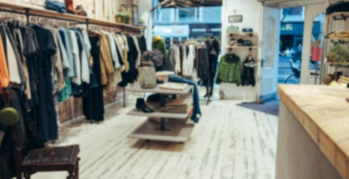 Jak lumpeksy pomagają w tworzeniu kapsułowej garderoby?