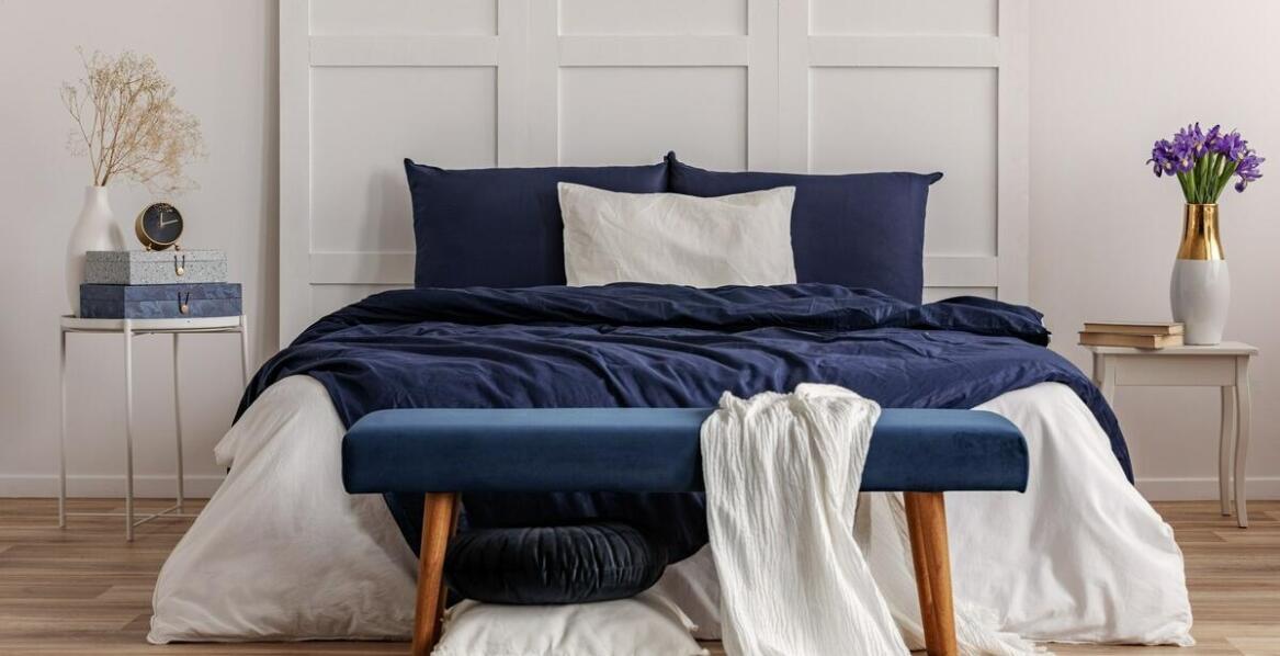 Minimalistyczne obrazy jako sposób na stworzenie spokojnej przestrzeni w sypialni