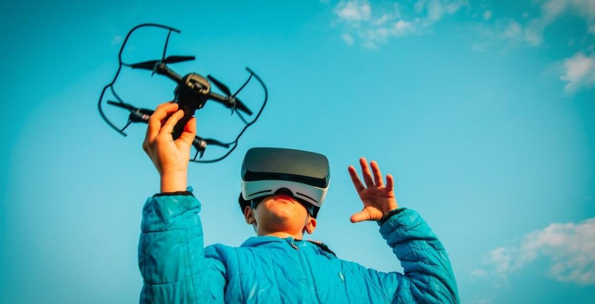 Wirtualna podróż po wszechświecie: jak zorganizować warsztaty z użyciem gogli VR?