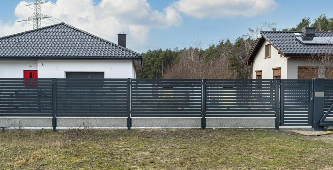 Funkcjonalność bram przesuwnych w systemach ogrodzeń panelowych