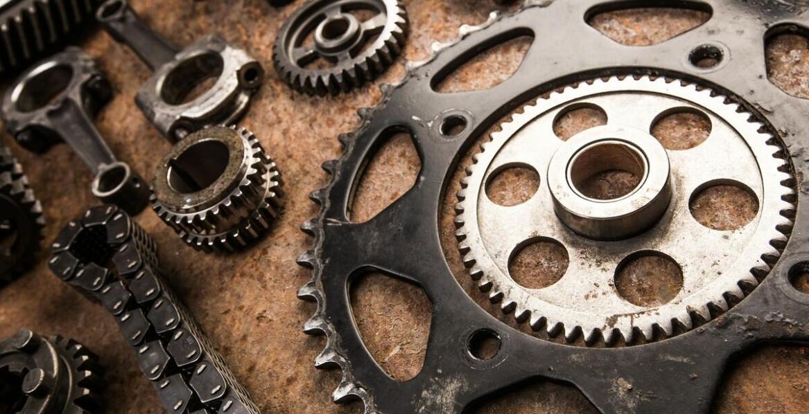 Jak wybrać pilarkę łańcuchową do pracy w trudnych warunkach terenowych?