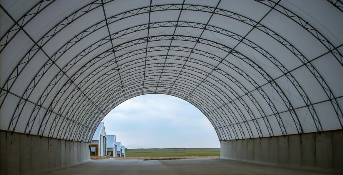 Jak hale łukowe wpływają na efektywność operacyjną firm?