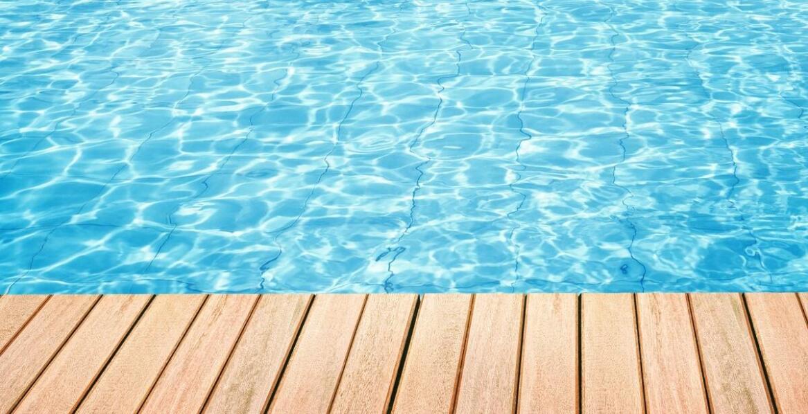 Wie beeinflusst ein Gartenpool aus Holz die Ästhetik und Funktionalität des Raums?