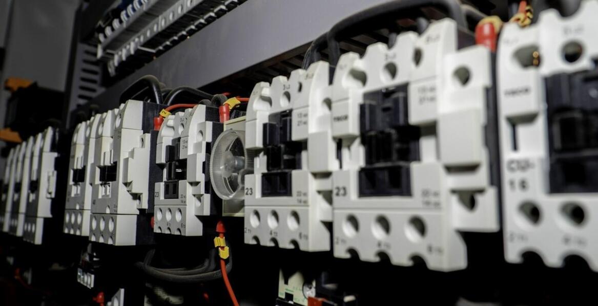 Łączniki krzywkowe a wymagania norm bezpieczeństwa w przemyśle