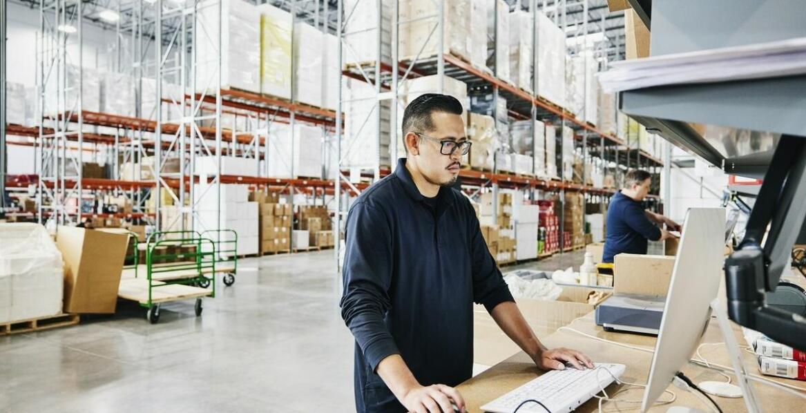 Jak efektywnie zarządzać stanami magazynowymi dzięki usługom hurtowni?