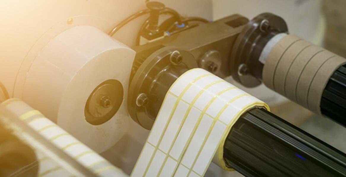 Etykiety foliowe jako kluczowy element identyfikacji produktów w logistyce