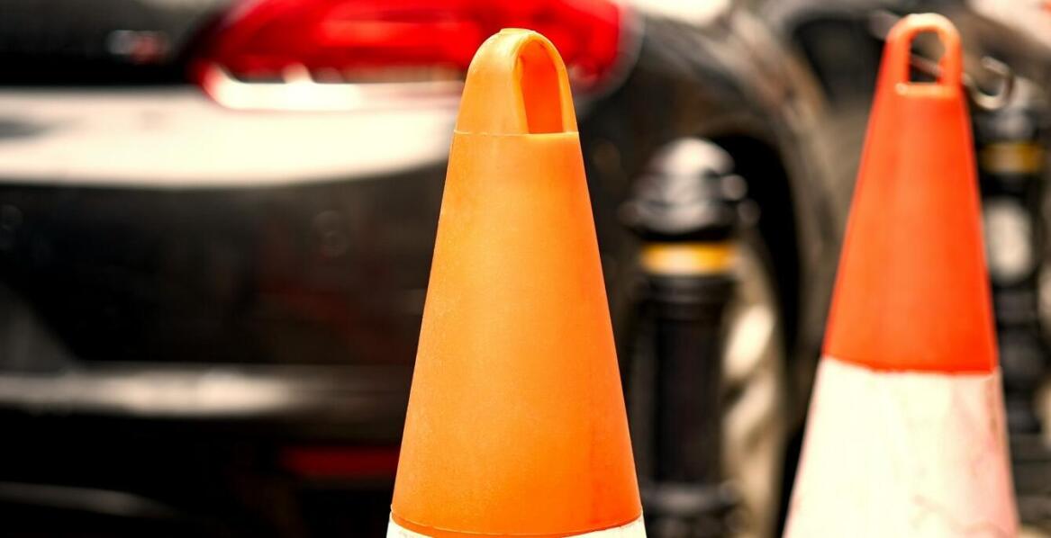 Zastosowanie słupków z taśmą odgradzającą w obiektach przemysłowych