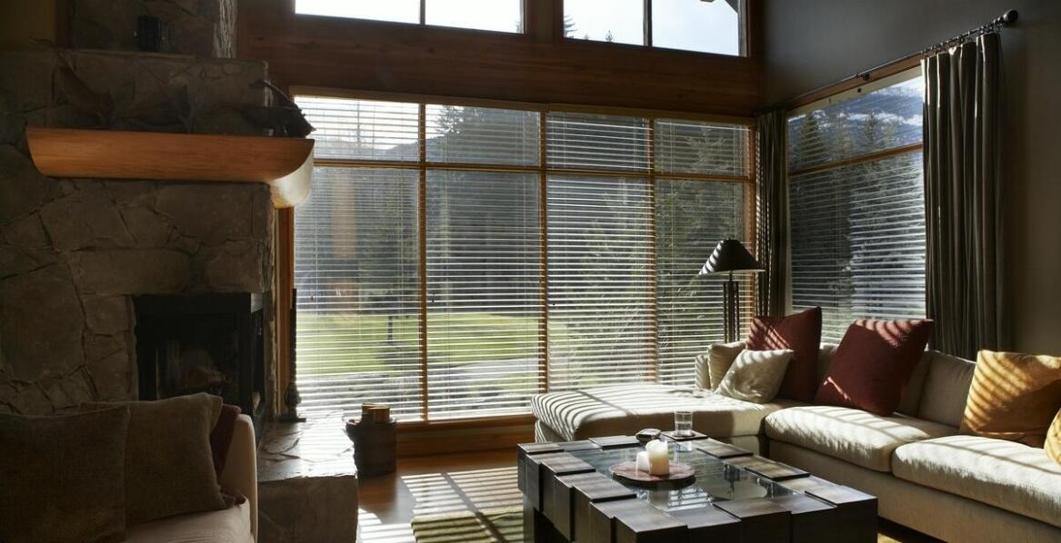 Korzyści z montażu żaluzji aluminiowych zewnętrznych fasadowych w domach jednorodzinnych