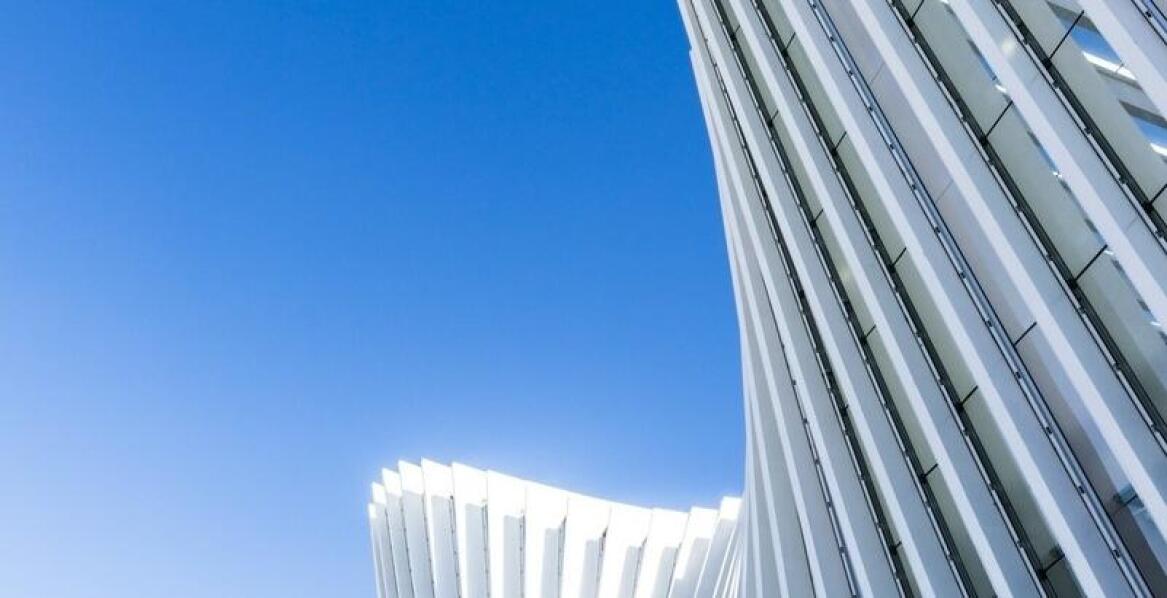 Wytrzymałość i estetyka konstrukcji stalowych – jak to osiągnąć?