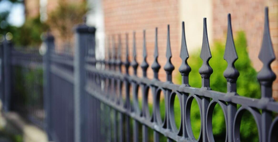 Der Planungs- und Montageprozess von Schmiedezäunen durch Fachleute