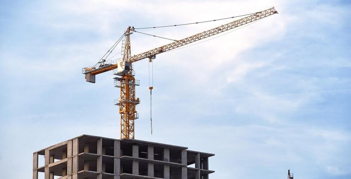 Rola kwalifikacji operatorów w wynajmie dźwigów – co warto wiedzieć?