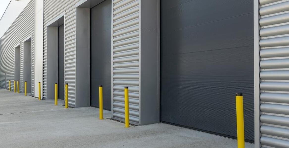 Bramy przeciwpożarowe rolowane a kontrola dostępu w budynkach