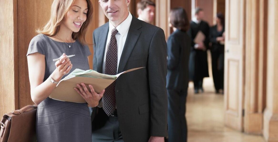 Jakie są kluczowe aspekty obsługi prawnej firm oferowane przez kancelarię adwokacką?