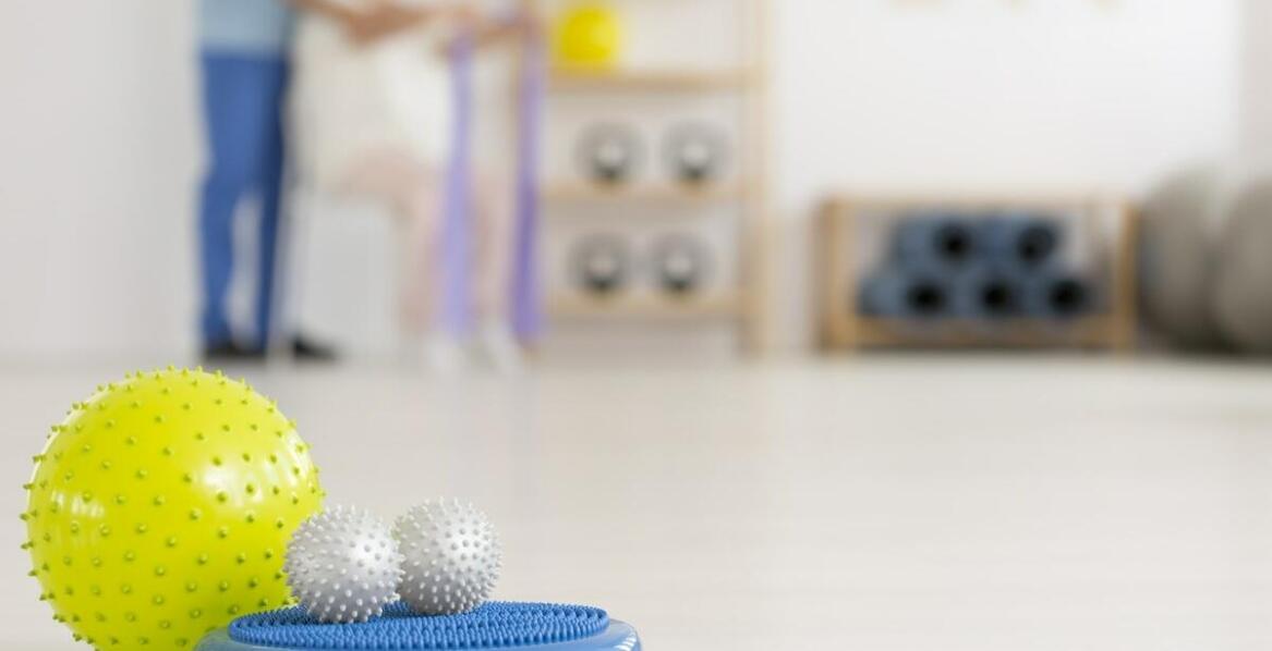 Dlaczego warto skorzystać z rehabilitacji ortopedycznej po urazach?