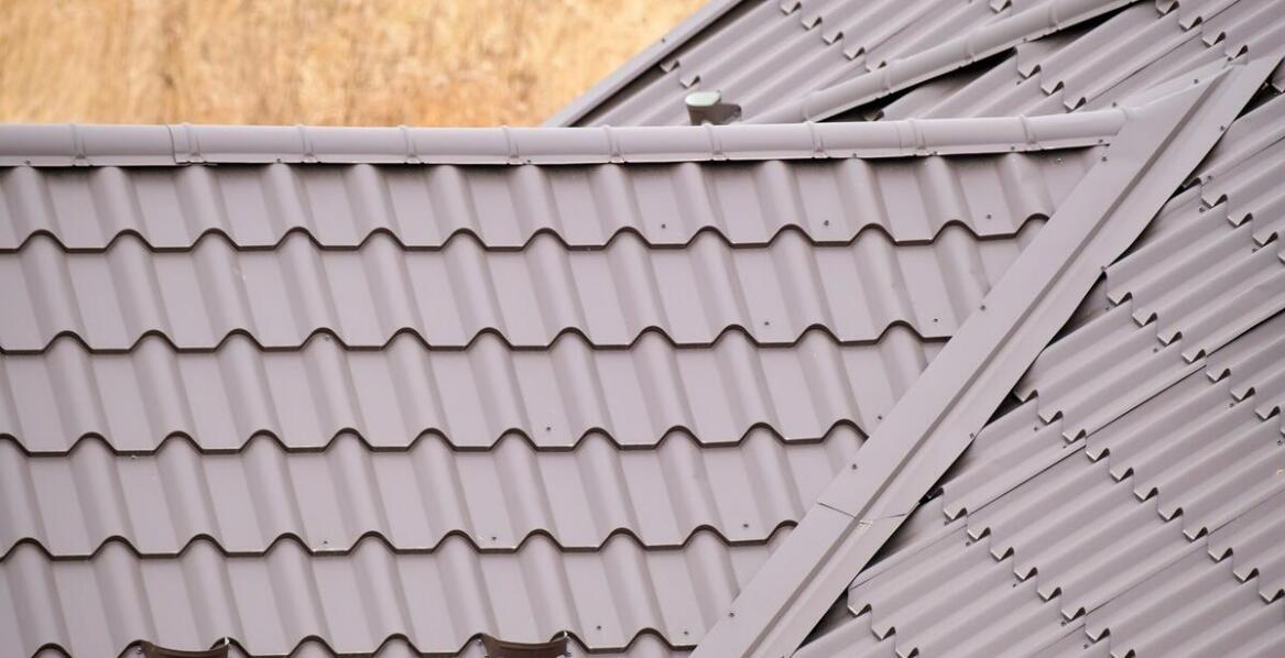 Blachy na dach a ochrona przed korozją - jakie rozwiązania są dostępne?