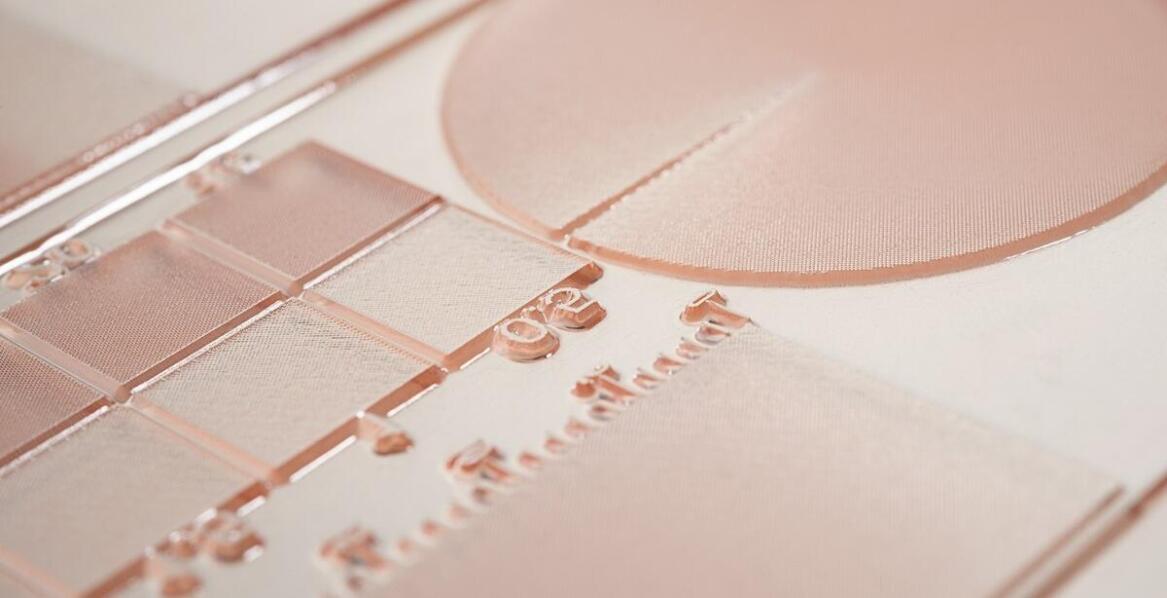 Zdjęcia w szkle: jak dodać tekst i inne elementy personalizacji?