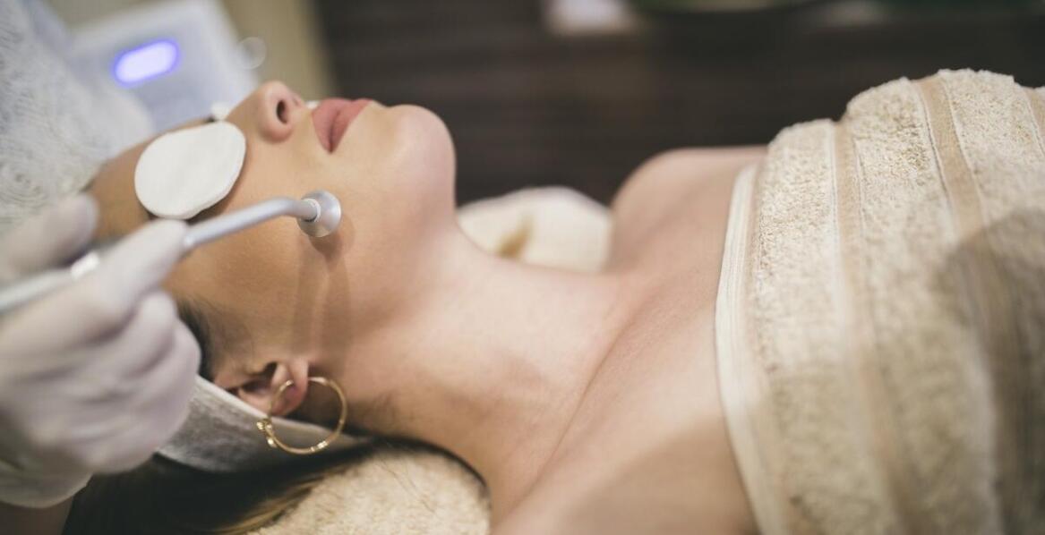 Usuwanie zmarszczek: Kiedy warto rozważyć zabieg laserowy?