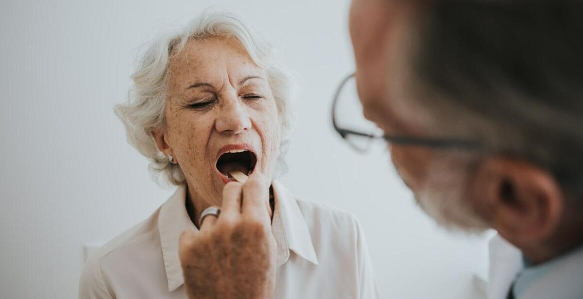 Jak często należy odwiedzać dentystę w ramach profilaktyki po 50. roku życia?