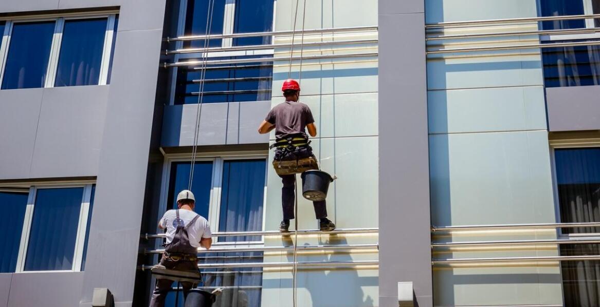 Jakie są wyzwania związane z czyszczeniem elewacji w przestrzeniach miejskich?