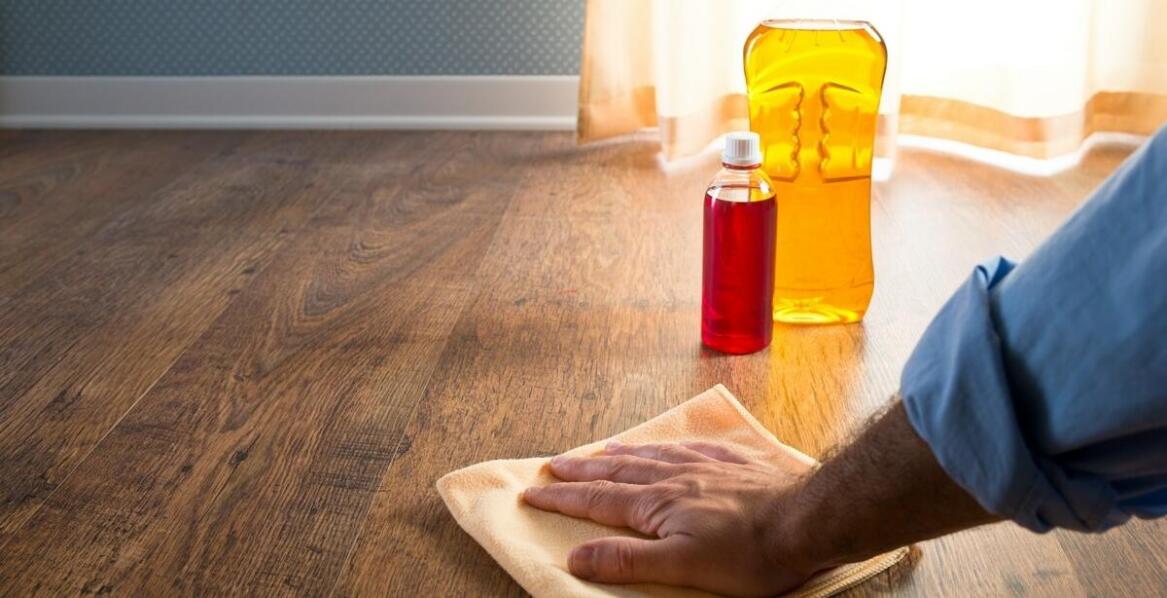 Zabezpieczanie posadzek – jakie metody stosują firmy sprzątające?