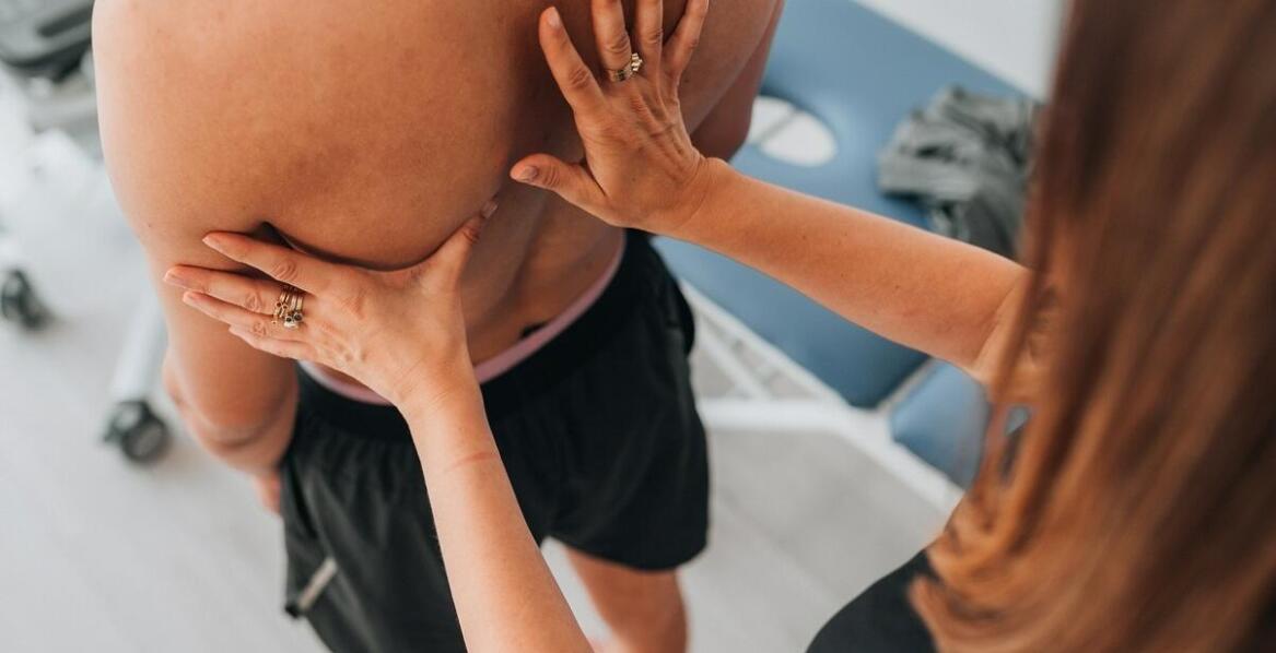 Fizjoterapia sportowa: kluczowe strategie leczenia bólu kręgosłupa