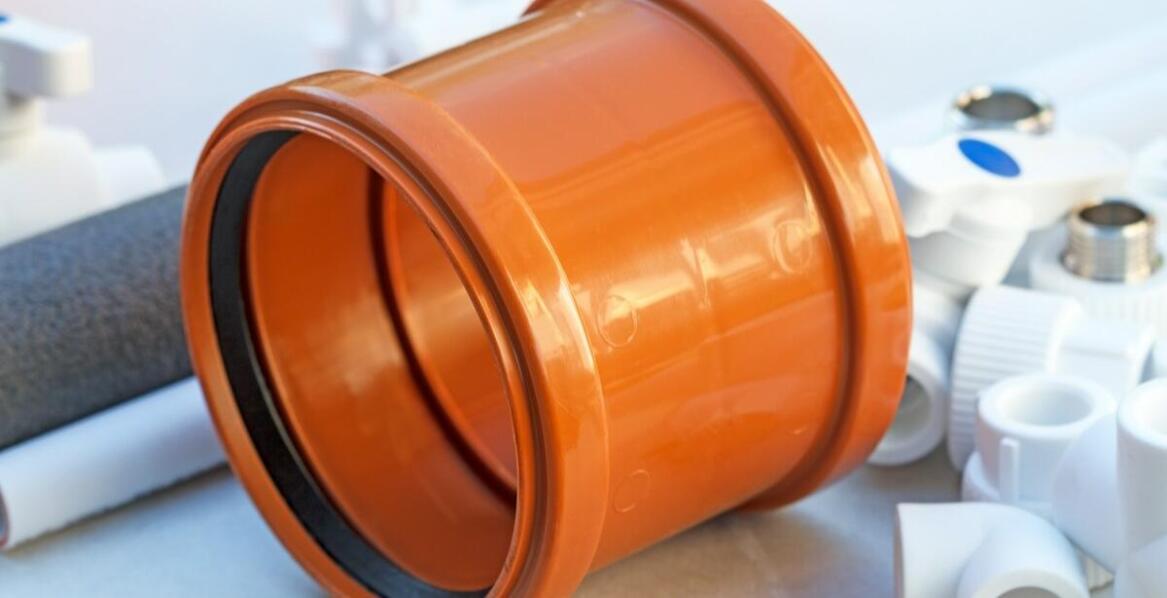 Jak rury PCV 80 wspomagają zarządzanie wodami opadowymi na posesji