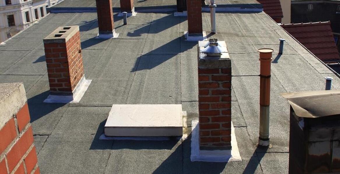 Montaż klap dymowych na dachach papowych – bezpieczeństwo i funkcjonalność